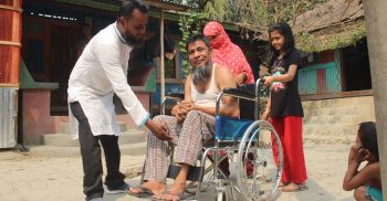 ঝালকাঠিতে ২ বৃদ্ধ প্রতিবন্ধীকে হুইল চেয়ারে ভ্রাম্যমাণ দোকান গড়ে দিলেন আলোকিত যুবক ছবির হোসেন