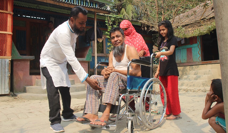 ঝালকাঠিতে ২ বৃদ্ধ প্রতিবন্ধীকে হুইল চেয়ারে ভ্রাম্যমাণ দোকান গড়ে দিলেন আলোকিত যুবক ছবির হোসেন