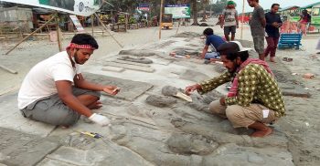 কুয়াকাটার সৈকতে নির্মাণ হচ্ছে বালু ভাস্কর্য