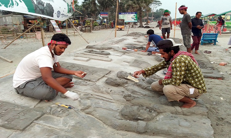 কুয়াকাটার সৈকতে নির্মাণ হচ্ছে বালু ভাস্কর্য