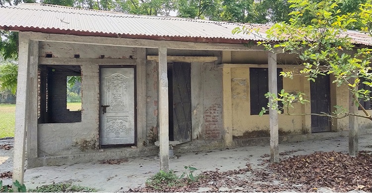 গলাচিপায় দরজা জানালাবিহীন বন্ধ হয়ে যাওয়া একটি মাদ্রাসায় ভোট কেন্দ্র স্থাপনের পায়তারা