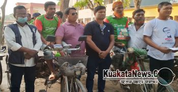বঙ্গবন্ধুর জন্মশতবর্ষ উপলক্ষে ভ্যান চালকদের মাঝে লাল সবুজের টি-শার্ট তুলে দেন ব্যবসায়ী আলমগীর
