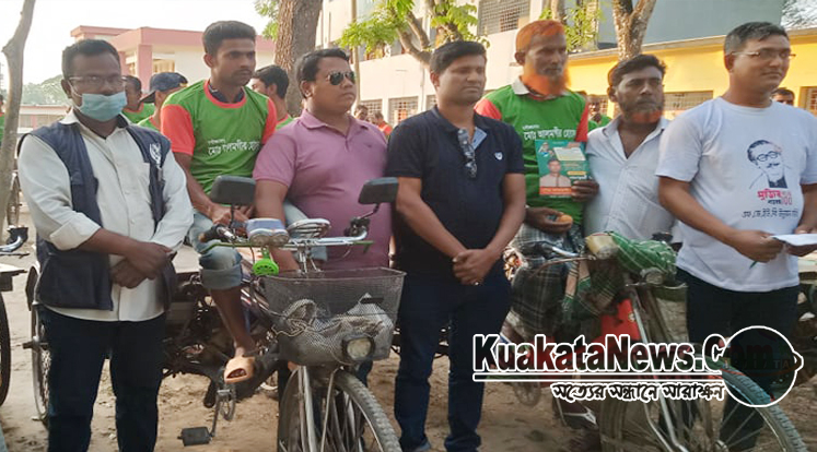 বঙ্গবন্ধুর জন্মশতবর্ষ উপলক্ষে ভ্যান চালকদের মাঝে লাল সবুজের টি-শার্ট তুলে দেন ব্যবসায়ী আলমগীর