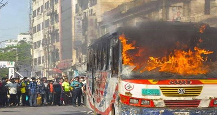 রাজধানীর মালিবাগে একটি যাত্রীবাসে আগুন