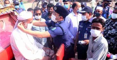 গাইবান্ধায় জেলা পুলিশের মাস্ক বিতরণ