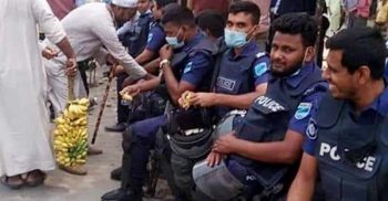 হরতাল চলাকালে পুলিশকে কলা খাওয়ালো হেফাজতকর্মীরা