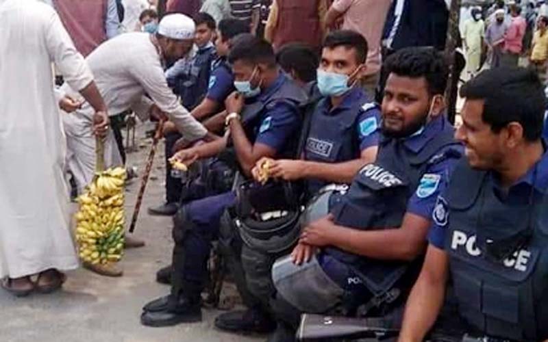 হরতাল চলাকালে পুলিশকে কলা খাওয়ালো হেফাজতকর্মীরা
