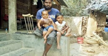 দুর্ঘটনা কেড়ে নিয়েছে ঝিনাইদহের ফারুকের স্বপ্ন॥ প্রয়োজন একটি প্লাস্টিকের পা