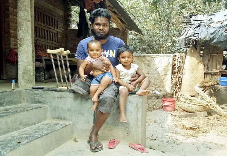 দুর্ঘটনা কেড়ে নিয়েছে ঝিনাইদহের ফারুকের স্বপ্ন॥ প্রয়োজন একটি প্লাস্টিকের পা