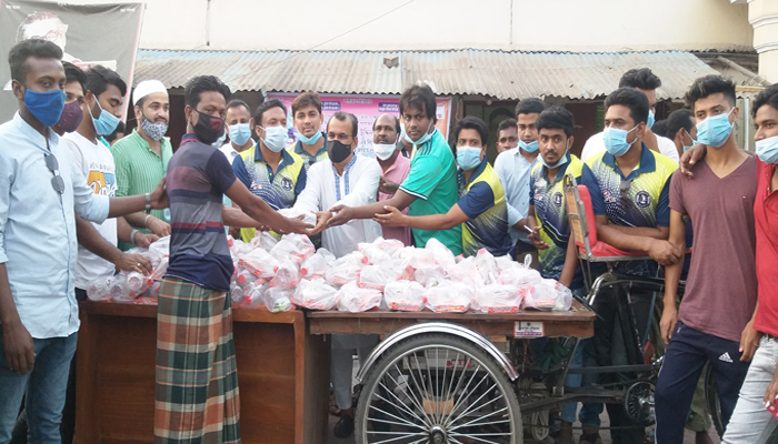 বেনাপোলে ছাত্রলীগের উদ্যোগে ২শ’ অসহায় মানুষের মাঝে ইফতার বিতরণ