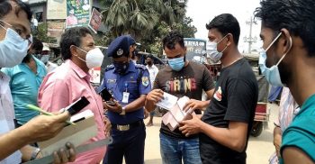 মাক্স না পরার দায়ে পথচারীকে জরিমানা