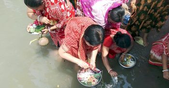 গলাচিপায় করোনা থেকে মুক্তির আশায় চৈত্র সংক্রান্তিতে সনাতন ধর্মাবলম্বী নারীদের গঙ্গা পূঁজা