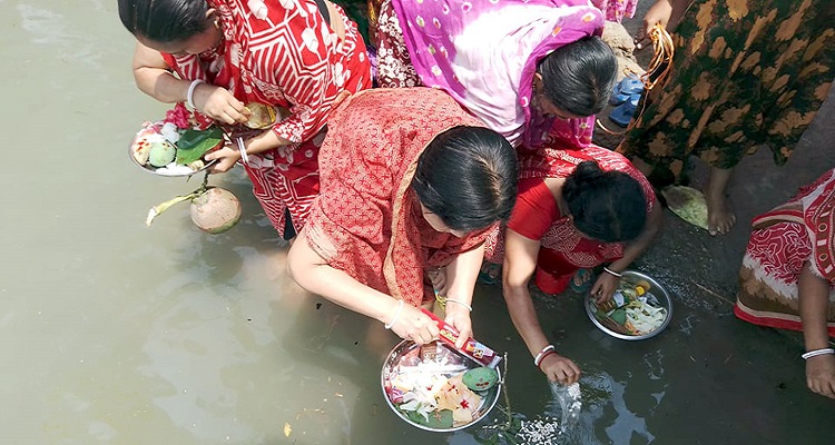গলাচিপায় করোনা থেকে মুক্তির আশায় চৈত্র সংক্রান্তিতে সনাতন ধর্মাবলম্বী নারীদের গঙ্গা পূঁজা