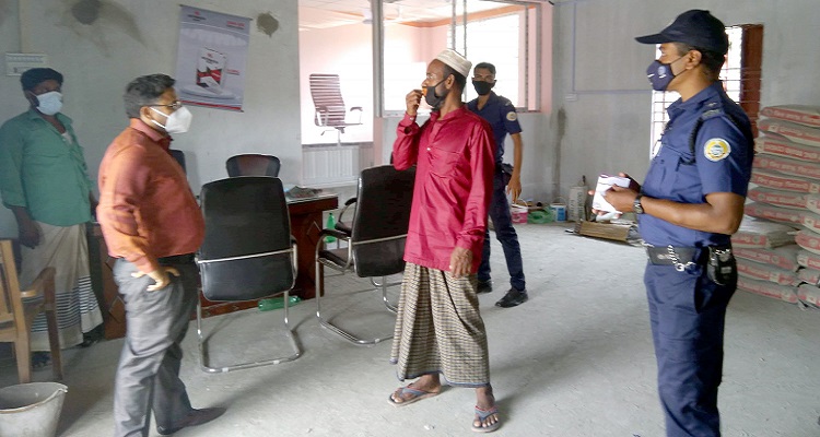 চার দোকানী ও এক পথচারীকে অর্থদন্ড