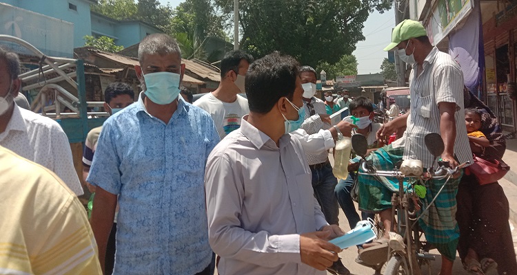 আত্রাই উপজেলাপ্রেস ক্লাবের উদ্যোগে হ্যান্ড স্যানিটাইজার ও মাস্ক বিতরণ