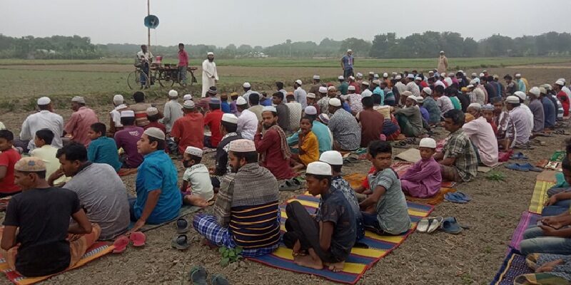 শৈলকুপায় বৃষ্টির আশায় মাঠে নামাজ আদায়