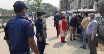 মাদারীপুরে লকডাউনের দ্বিতীয় দিনে অপ্রয়োজনে রাস্তাঘাটে শত শত মানুষ!
