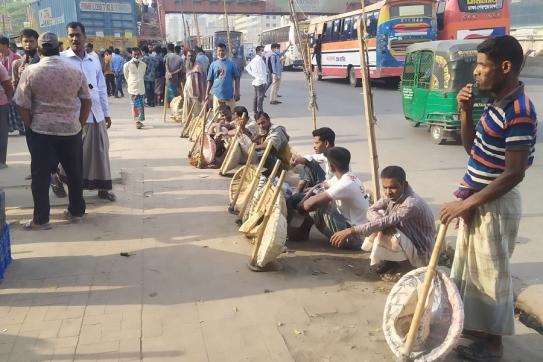 হতাশা ও অনিশ্চয়তায় নিম্ন আয়ের মানুষ