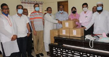 বরিশালে ডায়রিয়া রোগীদের জন্য স্যালাইন সহায়তা প্রদান