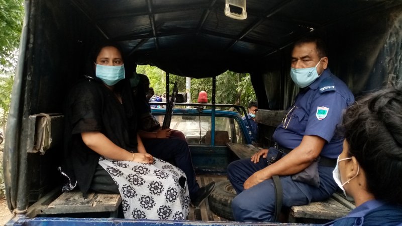 পুলি’শের পি’স্তল ছি’নিয়ে নেওয়ার ঘটনায় ৩ নারী আ’টক