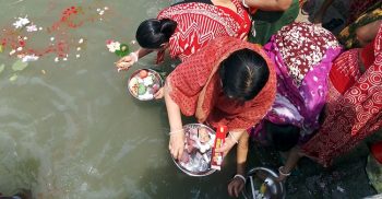 করোনা থেকে মুক্তির আশায় নদীতে তেল, সিদুর সনাতন ধর্মাবলম্বী নারীরা
