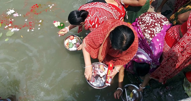 করোনা থেকে মুক্তির আশায় নদীতে তেল, সিদুর সনাতন ধর্মাবলম্বী নারীরা