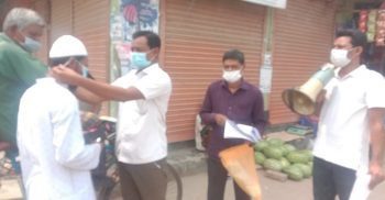 রাস্তায় রাস্তায় আত্রাই উপজেলা বণিক ও মালিক সমিতির মাস্ক বিতরণ