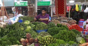 মুরগি ও ডিমের দামে ভাটা, ঊর্ধ্বমুখী সবজি