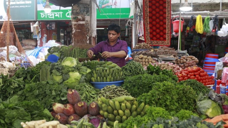 মুরগি ও ডিমের দামে ভাটা, ঊর্ধ্বমুখী সবজি