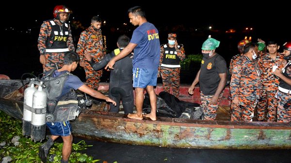 শীতালক্ষ্যায় লঞ্চডুবি ৫ নারীর লাশ সহ ৩১ জন উদ্ধার নিখোঁজ অনেকে