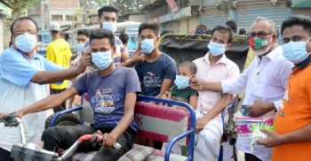 করোনা ভাইরাসের সংক্রমন বেড়ে যাওয়ায় জালকুড়িতে মাস্ক ও সাবান বিতরন