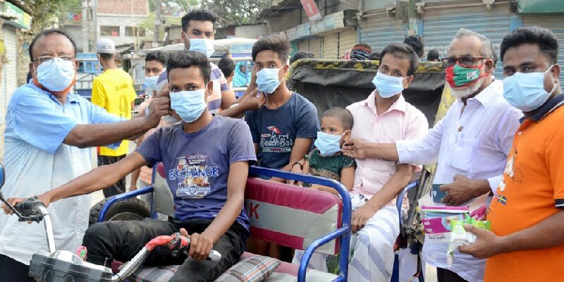 করোনা ভাইরাসের সংক্রমন বেড়ে যাওয়ায় জালকুড়িতে মাস্ক ও সাবান বিতরন