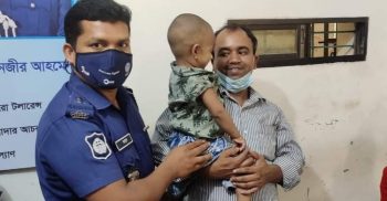 ফেলে রাখা শিশুকে তার বাবার কাছে হস্তান্তর করল বেনাপোল থানা পুলিশ