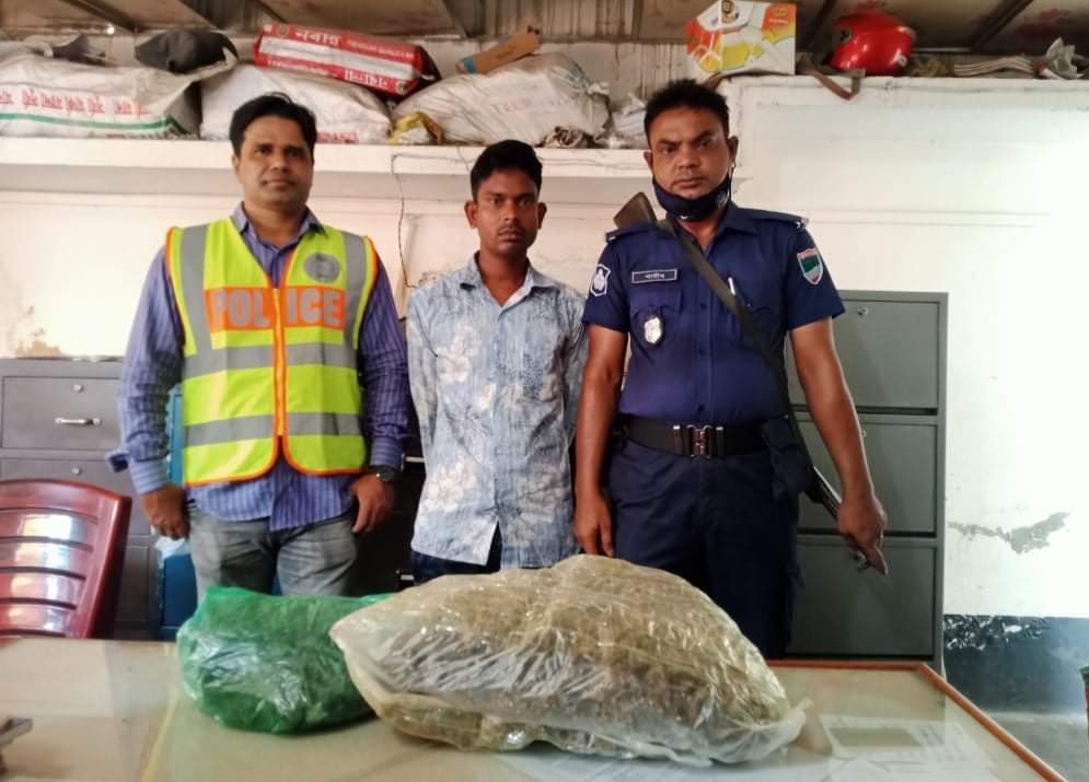 ২ কেজি ৫শ’ গ্রাম ভারতীয় গাঁজাসহ যুবক আটক