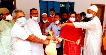 রাজাপুরে ১ হাজার পরিবারের মাঝে ইফতার সামগ্রী বিতরণ