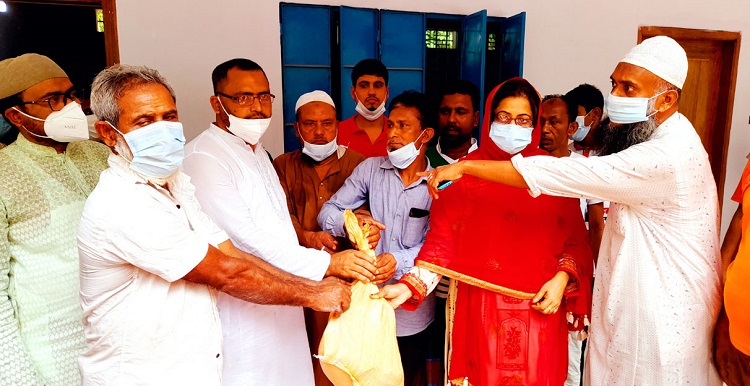 রাজাপুরে ১ হাজার পরিবারের মাঝে ইফতার সামগ্রী বিতরণ