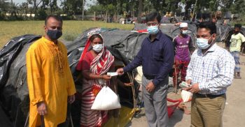 ঝিনাইদহে বেদে পল্লীর বাসিন্দাদের মাঝে খাদ্যসামগ্রী বিতরণ