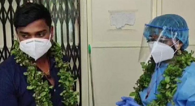 পাত্রের করোনা, হাসপাতালে পিপিই কিট পরেই বিয়ে সারলেন তরুণী!