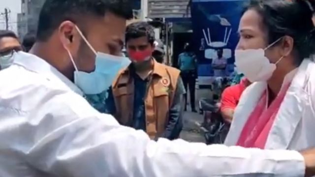 লকডা’উনে পুলি’শের স’ঙ্গে না’রী চিকি’ৎসকের আচ’রণ ভাই’রাল!