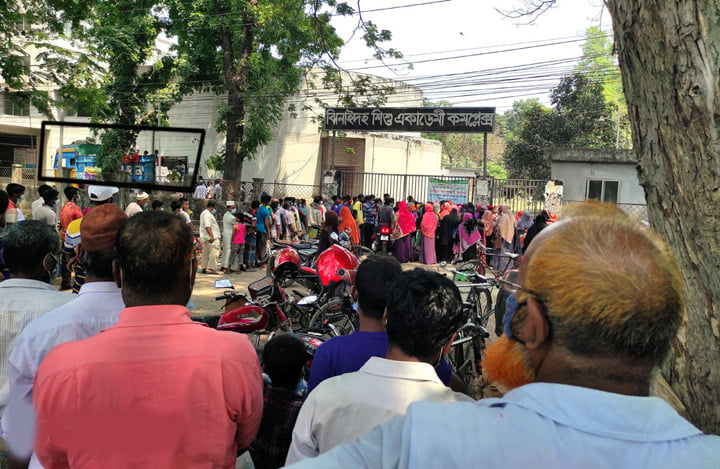 ঝিনাইদহে টিসিবির পন্য কিনতে নিম্ন ও মধ্যবিত্তদের দীর্ঘ লাইন