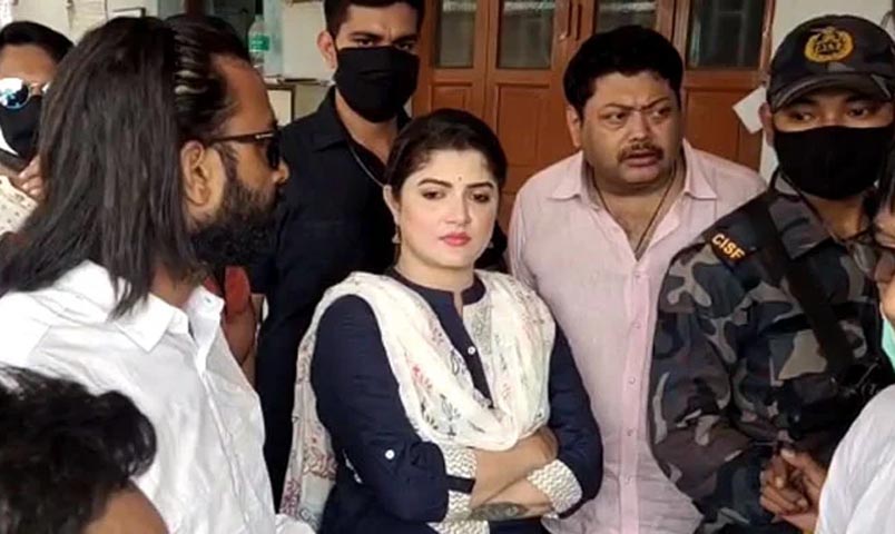 বিনা অনুমতিতে রোড শো, শ্রাবন্তীর বিরুদ্ধে এফআইআর