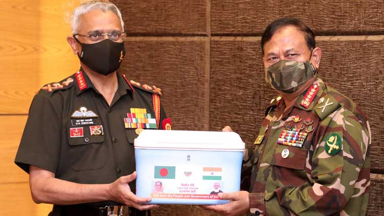 সেনাপ্রধানের হাতে ১ লাখ ডোজ টিকা তুলে দিলেন ভারতের সেনাবাহিনী প্রধান