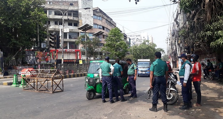মুভমেন্ট পাস: না থাকলে বাসায় ফেরত পাঠাচ্ছে পুলিশ