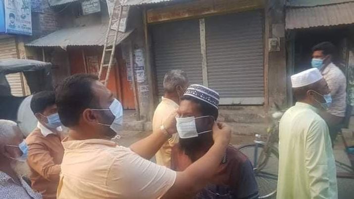 গলাচিপায় পৌর মেয়রের মাস্ক বিতরণ