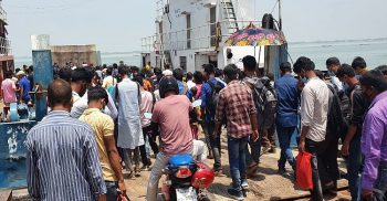 পাটুরিয়া ঘাটে রাজধানীমুখী মানুষের ভিড়