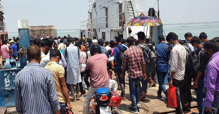 পাটুরিয়া ঘাটে রাজধানীমুখী মানুষের ভিড়