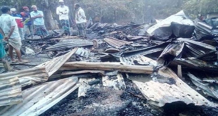 গলাচিপায় আগুনে পুড়ে দুইটি বসতঘর ছাই ব্যাপক ক্ষয়-ক্ষতি