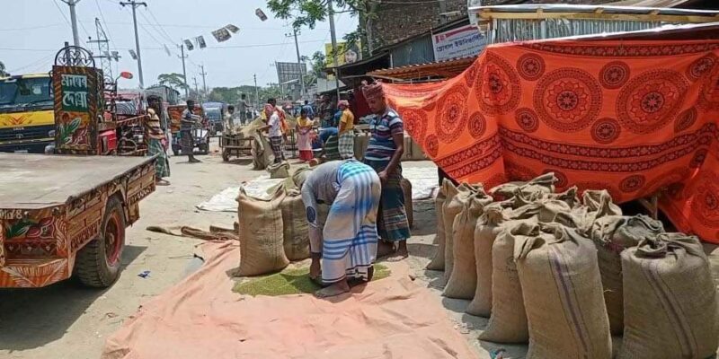 অবৈধভাবে হাট বসিয়ে রাজস্ব ফাঁকি ও অতিরিক্ত খাজনা আদায়