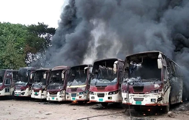 নবাবগঞ্জে ভয়াবহ আগুনে পুড়েছে ৯টি বাস