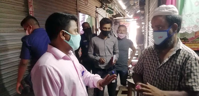 ফতুল্লায় ম্যাজিস্ট্রেটের অভিযানে কয়েকটি মার্কেট বন্ধ’ তিনজনকে জরিমানা
